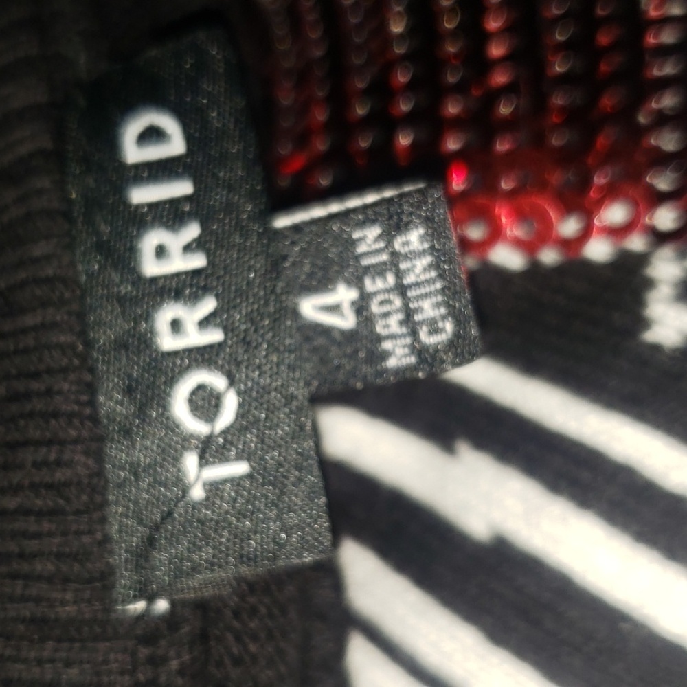 Plus Size ๐ค 4X Torrid Black sweater Lipstick Top Womens ๐ - Picture 3 of 3